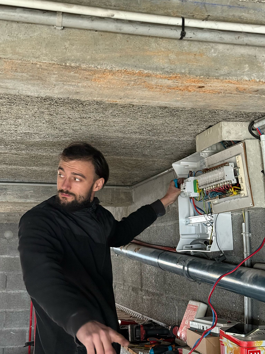 Julien, l'électricien de l'équipe de Sun Charg